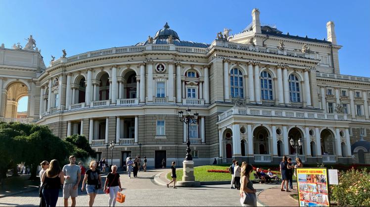 Nach dem nächtlichen Angriff suchen die Menschen in Odessa Ablenkung. Unter anderem vor dem Opernhaus. 