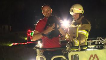 Kurioser Einsatz in Delmenhorst: Feuerwehr rettet Katze und Besitzer aus 12-Metern-Höhe