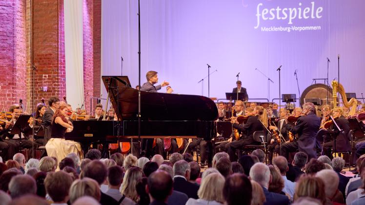 Das NDR Elbphilharmonie Orchester und Pianistin Anna Vinnitskaya beim Abschlusskonzert der Festpiele MV in Wismar