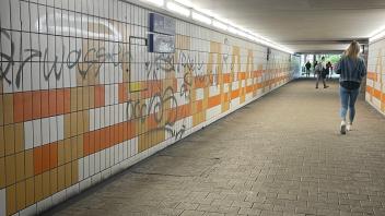 Der Tunnel zwischen Zob und ehemaligem Postparkplatz in Neumünster war das Ziel von Sprayern.