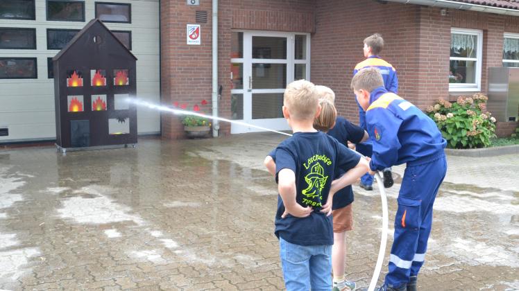 Nach dem Festakt durften die „Löschwölfe“ der Tangstedter Kinderfeuerwehr die Spieleangebote erstmal allein ausprobieren, bevor am Nachmittag das halbe Dorf dazukam.