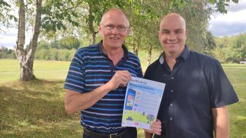 Lürschaus Bürgermeister Hans-Hermann Timm und Gemeindevertreter Thorsten Breede hoffen, dass die Dorffunk-App gut angenommen wird. 