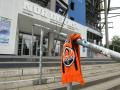 Ein Schal des Champions-League-Teilnehmers Schachtar Donezk hängt über einer Brüstung im Volksparkstadion des Fußball-Zw