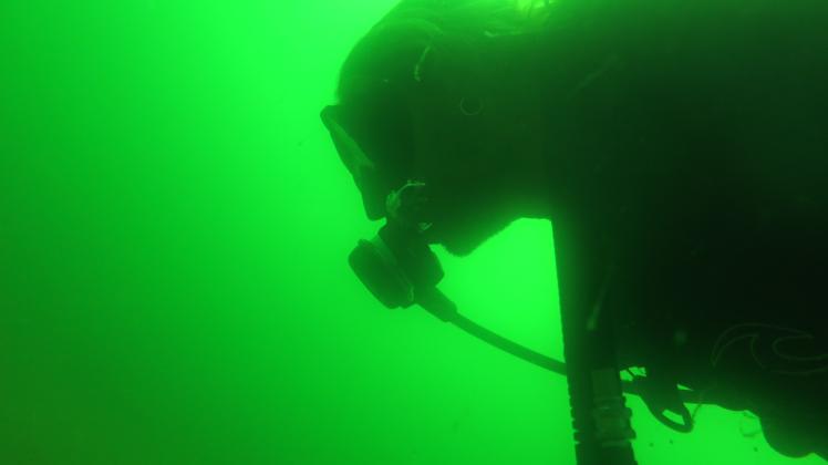 Taucher René Lemke ist bei der Entdeckung der Teile am Meeresboden in der Ostsee dabei. 