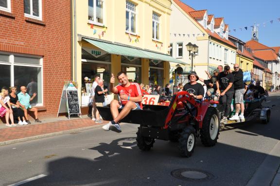 Beim Festumzug saßen die Angler und Sportfischer in einem Boot. Goldberg Umzug Angler und Fischer
