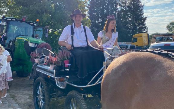 Die aktuelle und 30. Heidekönigin Vanessa Wiedow fuhr in einer Kutsche im Goldberger Festumzug mit. Goldberg Umzug Kutsche