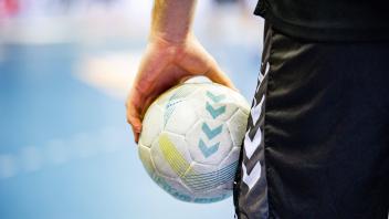 Feature: Handballspielerhand, Handball, Spielfeld TVB Stuttgart - THW Kiel, Handball, 1. Bundesliga, HBL, Saison: 2022/2