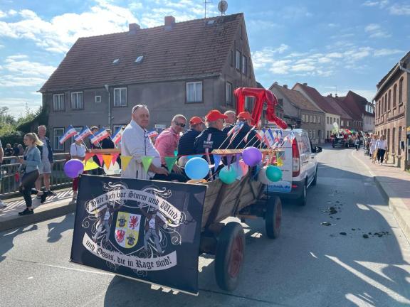 Auch der SPD-Bundestagsabgeordnete Frank Junge fuhr in einem der Wagen des Festumzugs mit (2. v. l.). Goldberg Festumzug Junge