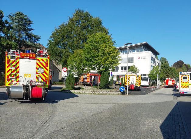 Einsatzkräfte am Unfallort in der Nähe des Reinbeker Bahnhofes. Einsatzkräfte am Unfallort in der Nähe des Reinbeker Bahnhofes.