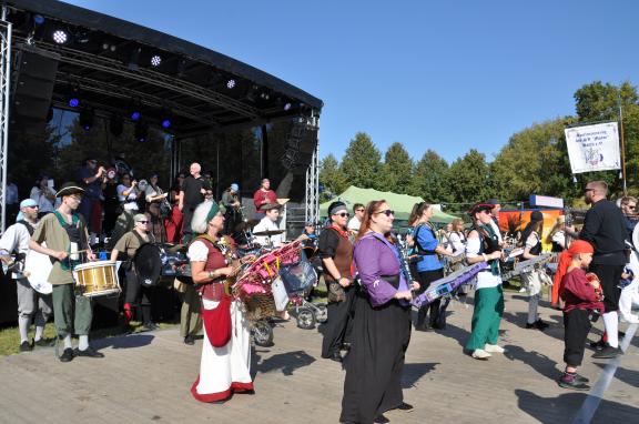 Der Lübecker Spielmannszug „Die Nordgugge“ kostümieren sich bei ihren Auftritten als Piraten, um „Lübecks Freibeutermukke“ zu spielen. Goldberg Festplatz Spielmannszug Lübeck Bühne