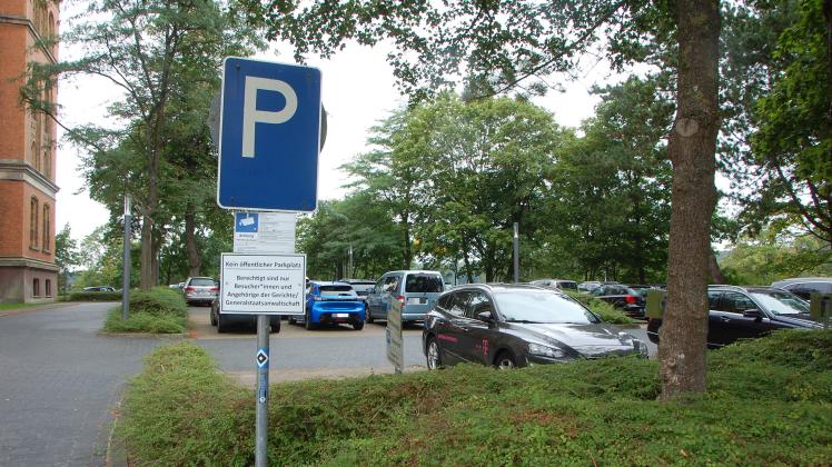 Neben und vor allem hinter dem Gebäude des Oberlandesgerichts in der Gottorfstraße stehen mehr als 100 Parkplätze zur Verfügung. 