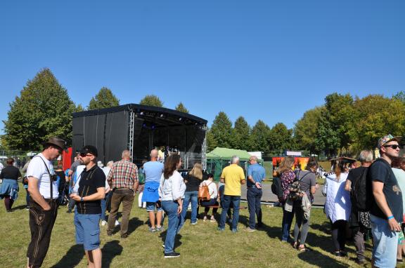 Gut besuchter Festplatz. Goldberg Festplatz