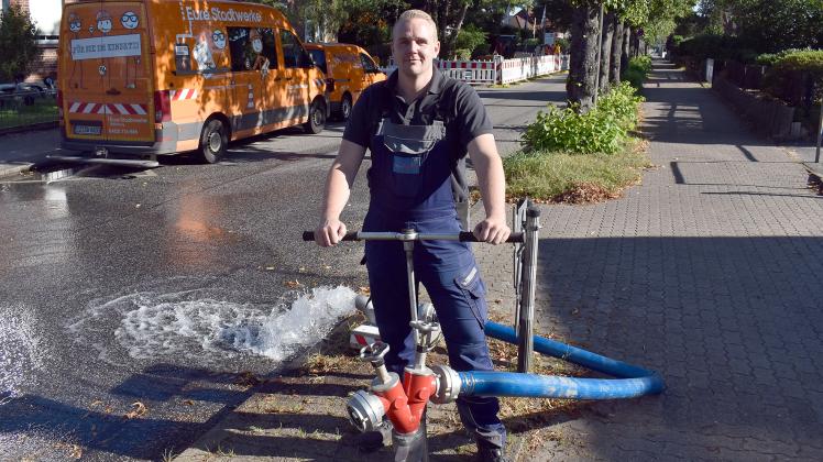 Wasser marsch: Marek Thießen von den Stadtwerken an einem Hydranten im Lübschen Kamp.