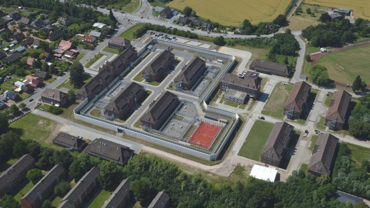 Die ehemalige Marinekaserne in Glückstadt von oben: Im vorderen (hier linken) Teil befindet sich die Abschiebehafteinrichtung, die hinteren Gebäude (hier rechts) könnten für die Erstaufnahme genutzt werden.