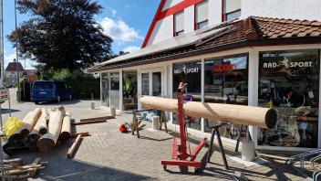 Massive Baumstämme sollen die Schaufenster von Rad-Sport Schriewer in Hilter schützen.