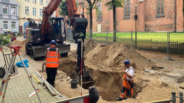Am Montagmorgen, 18. September, fanden die Bauarbeiter hier nahe der Marienkirche Knochen. Bereits am Nachmittag konnten sie weiterarbeiten. 