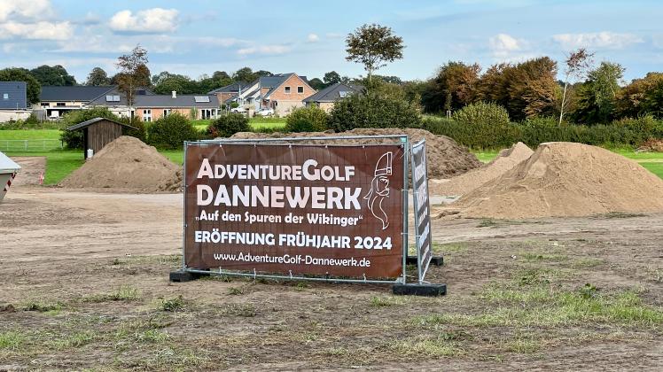 Zwischen Feuerwehrgerätehaus und dem Besucherzentrum des Danevirke-Museums soll im Frühjahr 2024 eine Adventure-Golf-Anlage eröffnet werden.