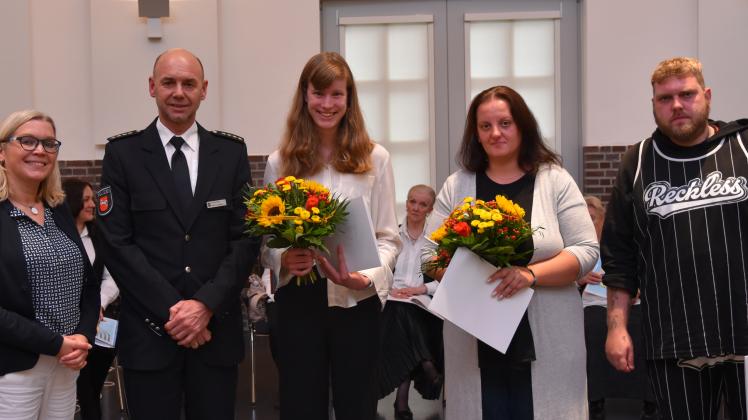 Die Preisträger (von rechts) Xaver Behrens, Jennifer Plamp und Fenja Ziolko erhielten ihre Auszeichnung aus den Händen des Leitenden Polizeidirektors Wilfried Grieme und von Oberbürgermeisterin Petra Gerlach.