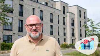 Der Chef der Bau-Innung, Christian Otterbach, warnt vor einem langfristigen Einbruch des Wohnungsbaus, wenn jetzt nicht gegengesteuert wird. Im Hintergrund ist ein Mehrfamilienhaus im Landwehrviertel zu sehen, das Otterbach mit seiner Baufirma Flaspöler vor zwei Jahren fertiggestellt hat. Damals war die Osnabrücker Bau-Welt noch in Ordnung.