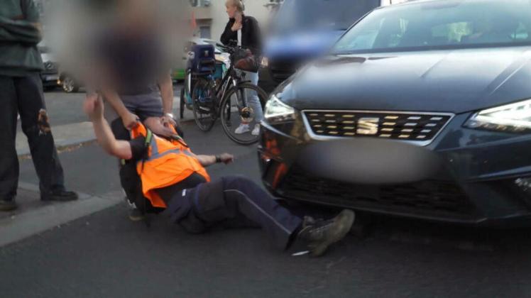 Verstörende Szenen: Klimaaktivisten blockieren Straßen in Berlin