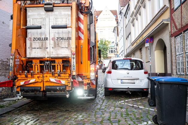 Müllabfuhr hautnah: Drei Männer bewegen bis zu 30 Tonnen Abfall