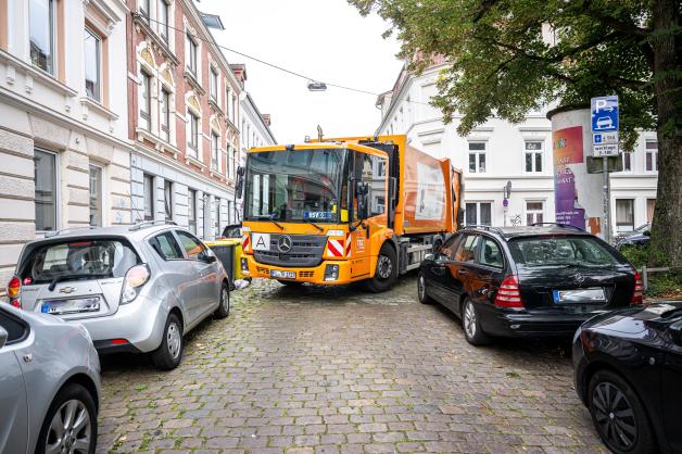 Müllabfuhr hautnah: Drei Männer bewegen bis zu 30 Tonnen Abfall