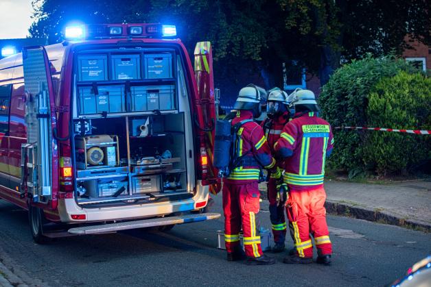 Unter Atemschutz suchten die Feuerwehrleute nach der Ursache für den Geruch. Unter Atemschutz suchten die Feuerwehrleute nach der Ursache für den Geruch.