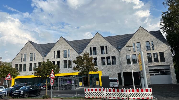Das neue Netto-Haus in Glücksburg: Die Vier-Giebel-Front greift die Architektur vieler umstehender Häuser auf und ist eine Anspielung auf Schloss Glücksburg.