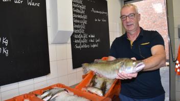 Süßwasserfische wie den Zander bezieht Ulf Korich vom Rostocker Fischmarkt weiterhin aus der Region, Seefische hingegen werden zu 90 Prozent importiert.