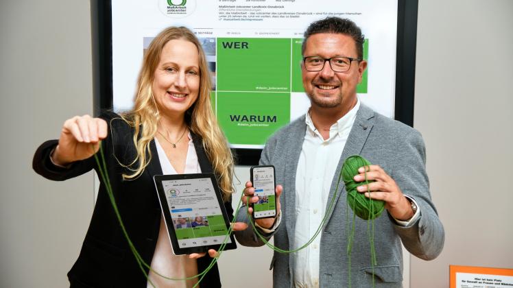 Landrätin Anna Kebschull und MaßArbeit-Vorstand Lars Hellmers unterstützen die Social Media-Kampagne #dein_jobcenter.