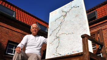 Mit Stolz präsentiert Karl-Heinz Rüter aus Haby die Europakarte. Die Pinnadeln zeigen die bisherigen Stationen seiner Wanderungen an. Den östlichen Teil der Karte will sich Rüter bald vornehmen 
