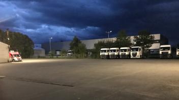 Extrem aufgeräumt und sauber bietet sich das Betriebsgelände am Torfkuhlenweg dar, nachdem das illegale Kunststofflager endgültig geräumt wurde. Sechs Lastwagen und ein Transporter verlieren sich beinahe auf dem weitläufigen Areal.