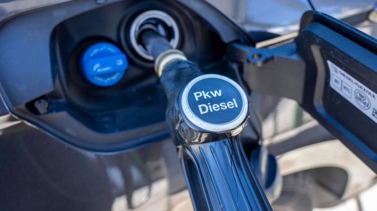 Diesel PKW wird mit Diesel Kraftstoff betankt, Tankstelle, Diesel tanken *** Diesel car is refueled with diesel fuel, ga