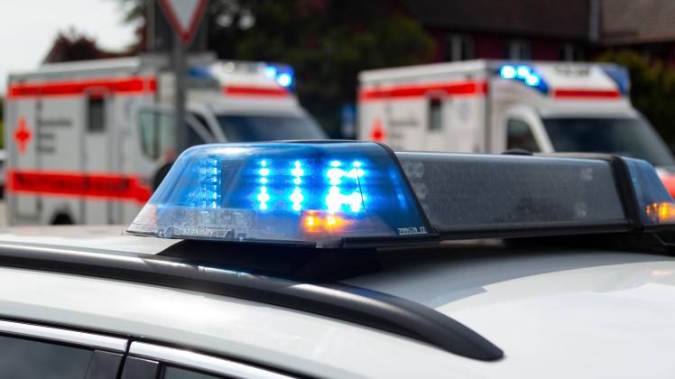 Melle, Deutschland 03. Juni 2022: Ein Einsatzfahrzeug, Streifenwagen, der Polizei steht mit Blaulicht an einem Unfallort