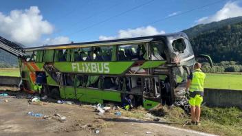 Unfall mit Bus aus Berlin in Österreich - Eine Tote und 20 Verletzte