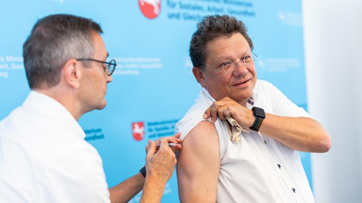 Gesundheitsminister erhält Grippeschutzimpfung