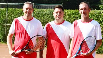 Foto Rolf Tobis10.09.2023TennisFreuen sich auf eine Spielgemeinschaft: die Herren-40-Tennisspieler (von links) Timo Stalljann, Stefan Mackowiak (beide Delmenhorster TC) und Carsten Glander (BW Delmenhorst).
