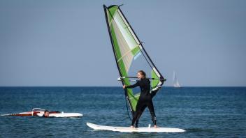 Katharina Golze beim Selbstversuch „Schnupperkurs an der Surfschule am Strand von Warnemünde”Foto: Georg Scharnweber