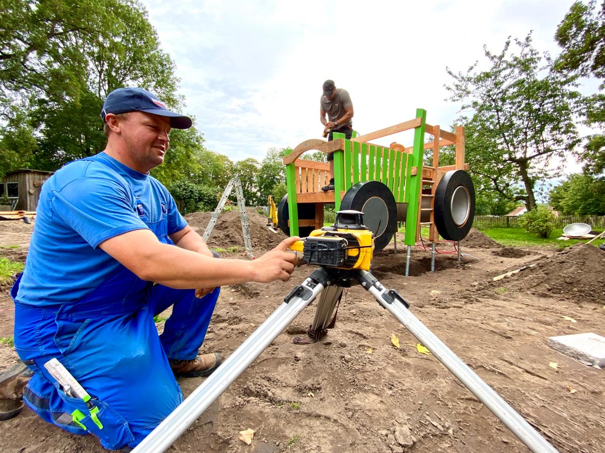 Arche Hof Kneese baut neuen Spielplatz und hofft auf Promi Besuch