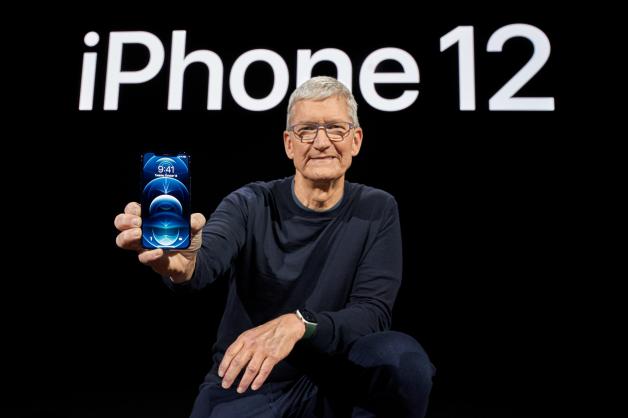 Apple-Chef Tim Cook bei der Vorstellung des iPhone 12 Pro.
