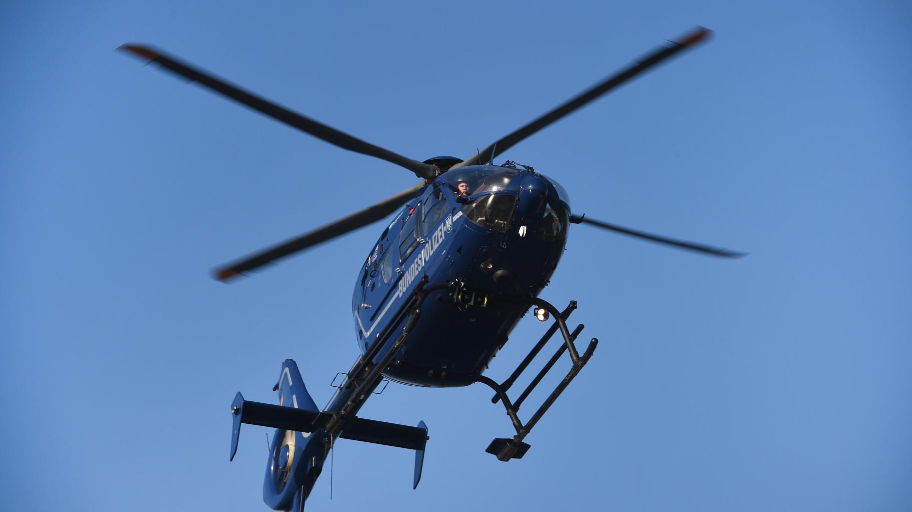 Darum flogen fünf Hubschrauber in Formation über Schwerin
