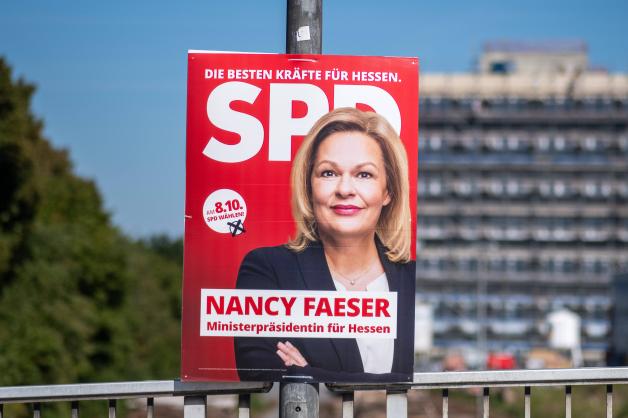 Wahlplakat in Hessen mit Nancy Faeser: Die Innenministerin will neue Ministerpräsidentin werden.