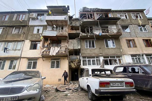 In der Gebietshauptstadt Stepanakert sind Wohnhäuser beschossen worden.