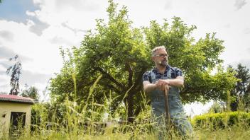 Ein Mann steht im Garten