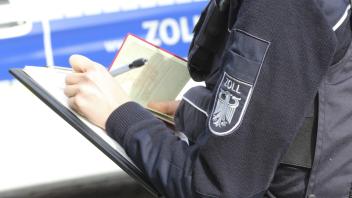Mitarbeiter des Osnabrücker Zolls haben bei einer Kontrolle in einem Nagelstudio im Raum Nordhorn illegale Beschäftigung aufgedeckt.