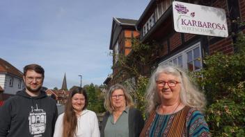 Menslage, Karbarosa; Sie übernehmen: Giulia Eickhorst (Zweite von links) und Jörn Plagge führen das Karbarosa in Menslage weiter. Seit 2012 hatten Karin Bührmann (Dritte von links) und Barbara Mertens die Wirtschaft aufgebaut und geführt. Foto: Jürgen Ackmann