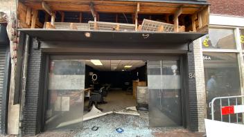 Der Barbershop „Five Stars“ in Winschoten war in der Nacht zu Dienstag um etwa 2 Uhr das Ziel eines Bombenanschlags, dem zweiten innerhalb von 70 Stunden in der Rosenstadt.