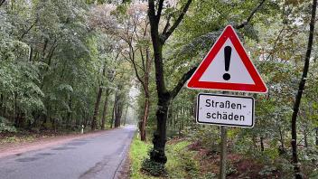 Die Warnung ist da. An dem schlechten Zustand der K19 bei Brömsenberg und Garlitz ändert das jedoch nichts. Und so schnell wird die Straße hier auch noch nicht besser.