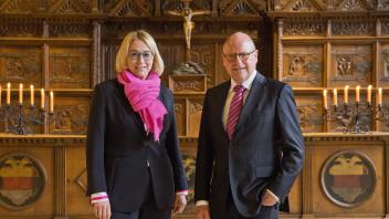 Osnabrücks Oberbürgermeisterin Katharina Pötter und Münsters Oberbürgermeister Markus Lewe – hier in Münsters Friedenssaal - laden gemeinsam ein, am Programm zu den historischen Jahrestagen des Westfälischen Friedens in beiden Friedensstädten teilzunehmen.