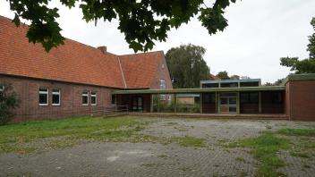 Seit Jahren stehen die Gebäude der alten Grundschule in Haren-Rütenbrock leer. In Zukunft soll das Gelände aber wieder genutzt werden - als Treffpunkt für das ganze Dorf. 